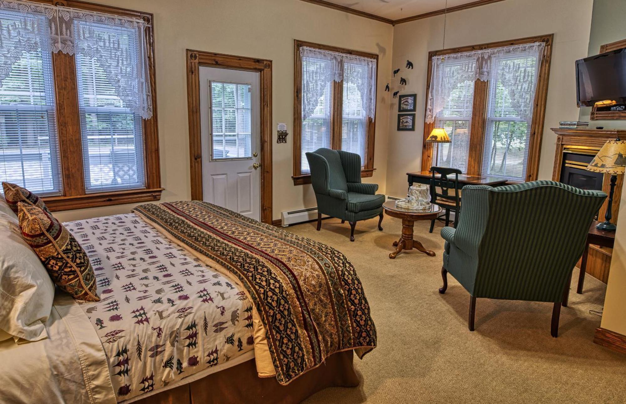 Rockwell Falls Inn And Wine Bar Lake Luzerne Стая снимка