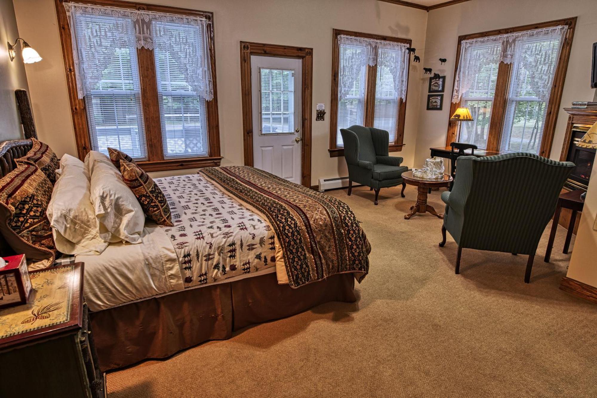 Rockwell Falls Inn And Wine Bar Lake Luzerne Стая снимка