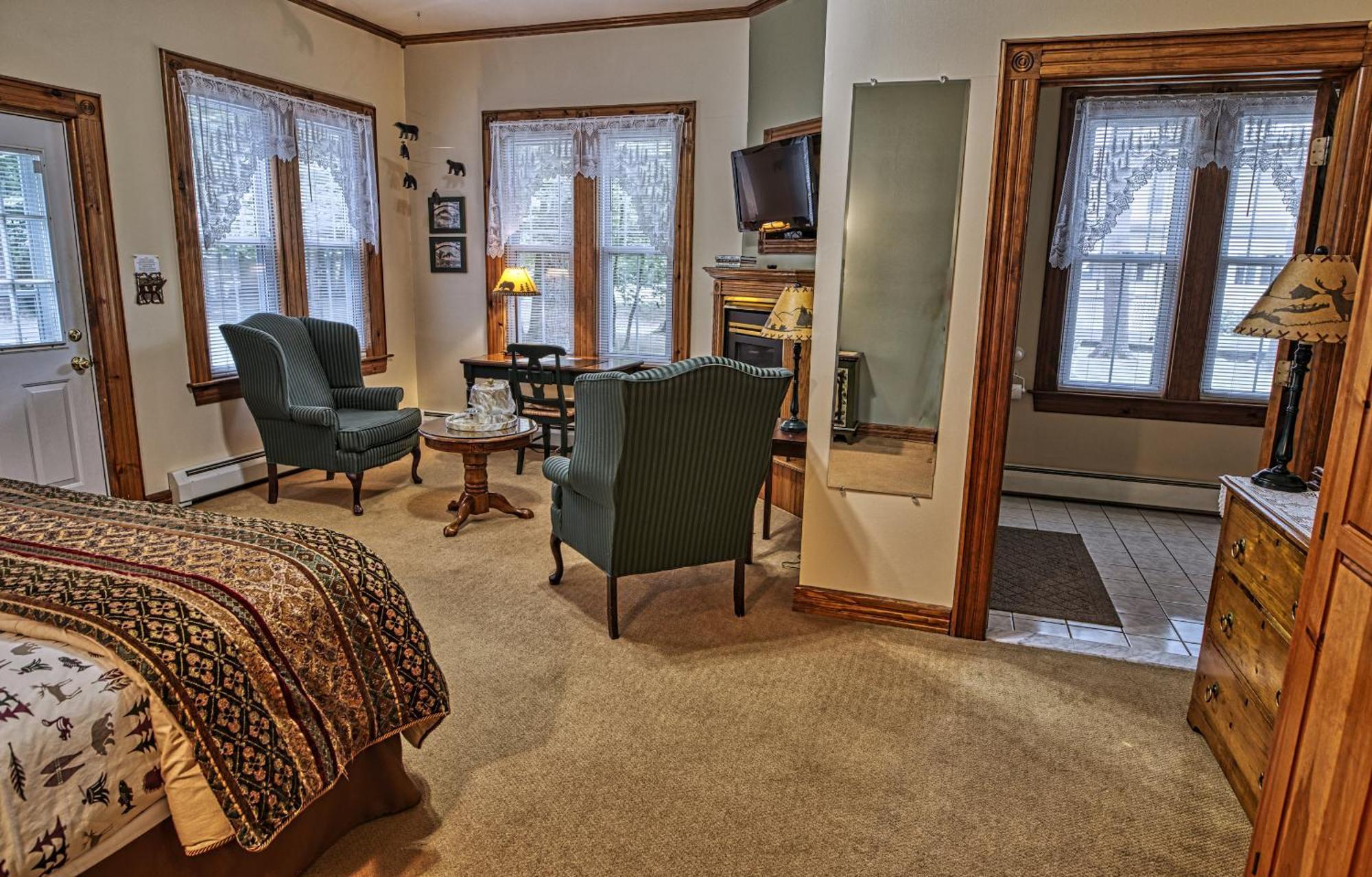 Rockwell Falls Inn And Wine Bar Lake Luzerne Стая снимка