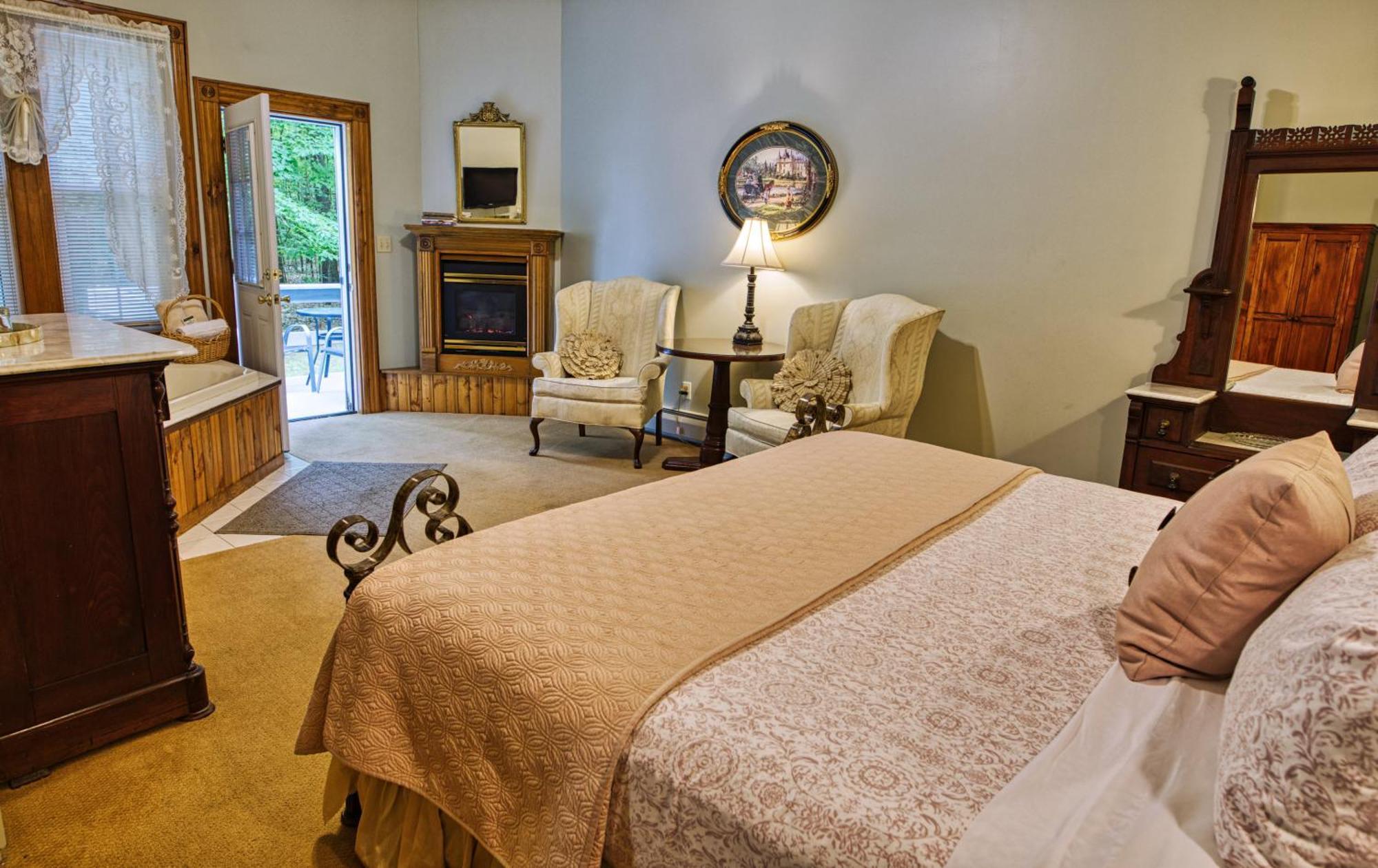 Rockwell Falls Inn And Wine Bar Lake Luzerne Екстериор снимка