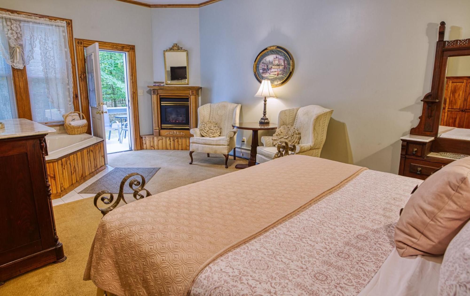 Rockwell Falls Inn And Wine Bar Lake Luzerne Стая снимка
