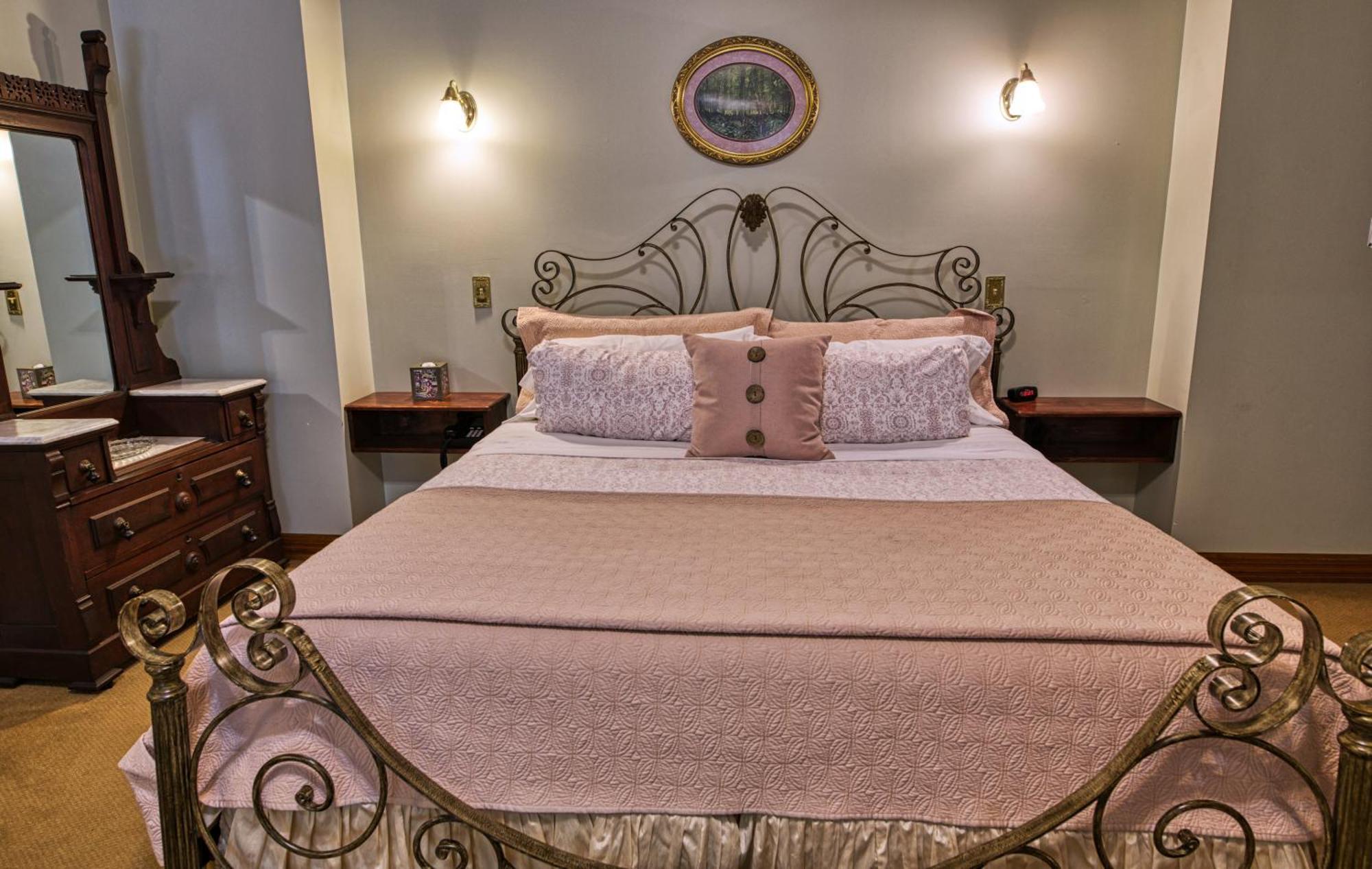 Rockwell Falls Inn And Wine Bar Lake Luzerne Стая снимка
