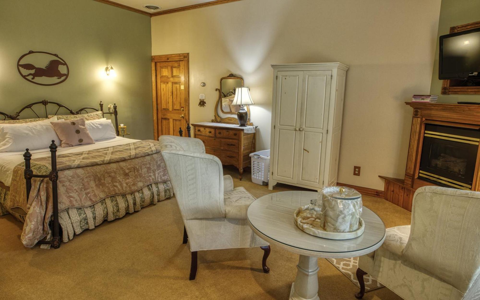 Rockwell Falls Inn And Wine Bar Lake Luzerne Стая снимка
