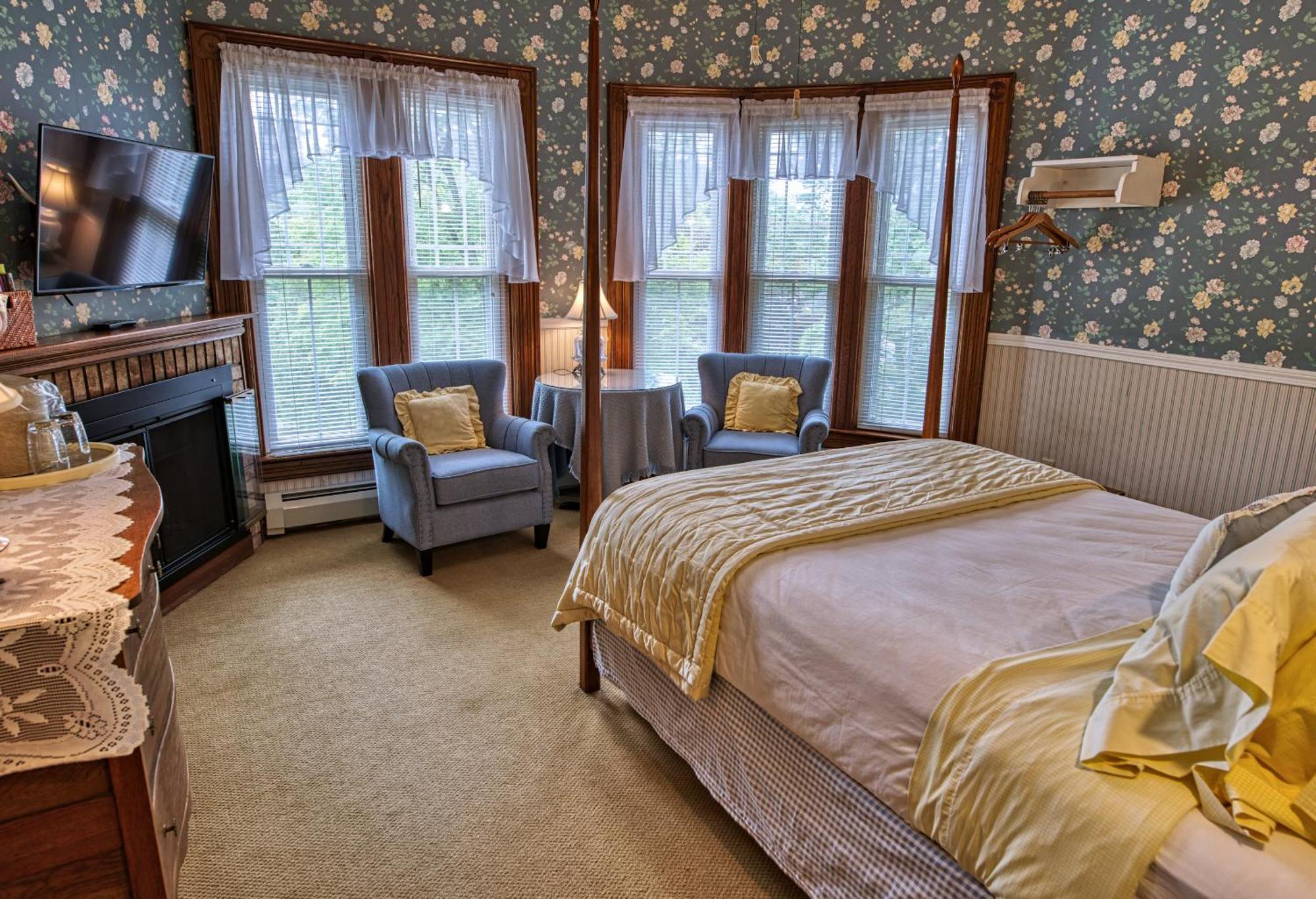 Rockwell Falls Inn And Wine Bar Lake Luzerne Стая снимка
