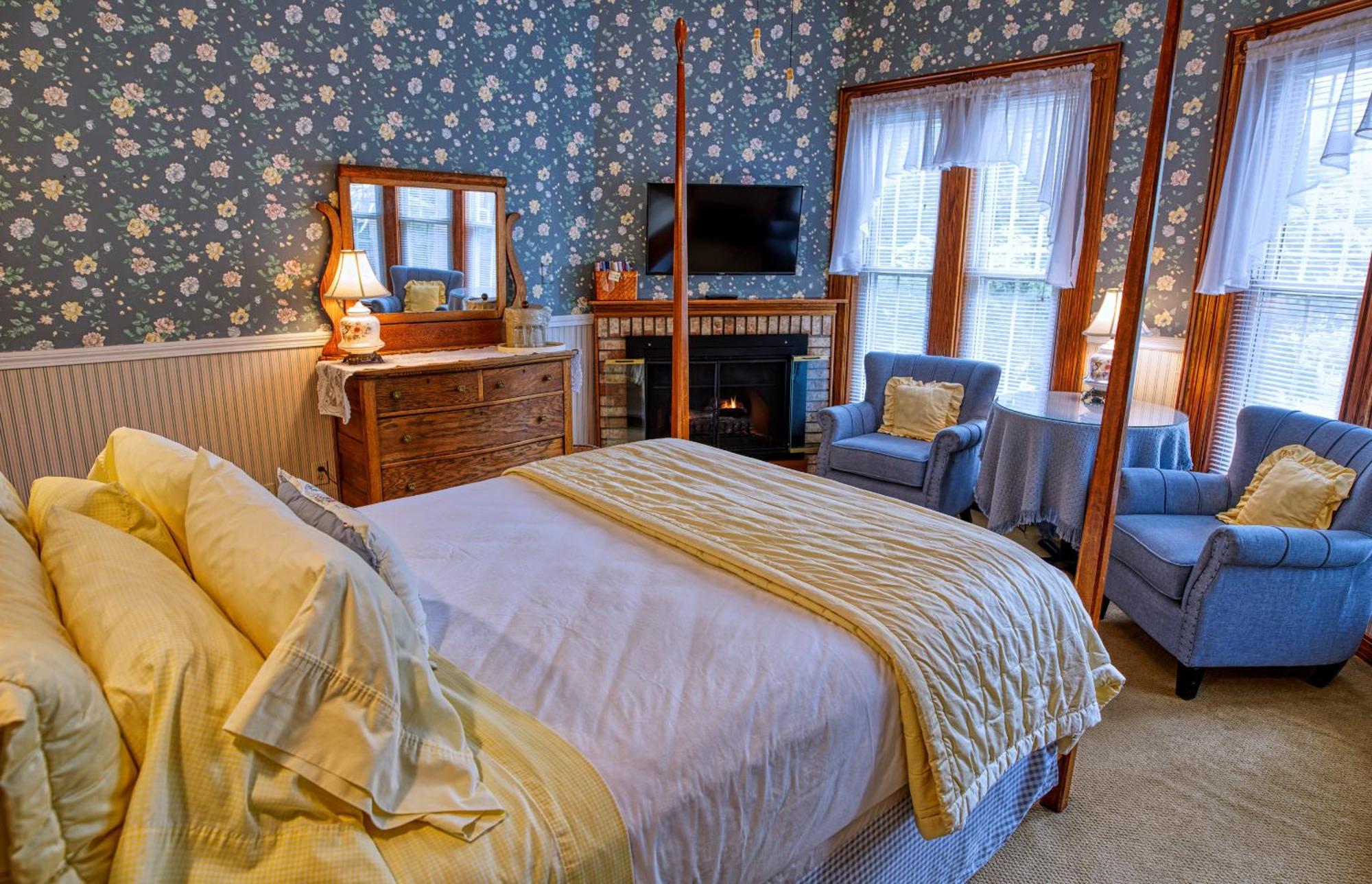 Rockwell Falls Inn And Wine Bar Lake Luzerne Стая снимка