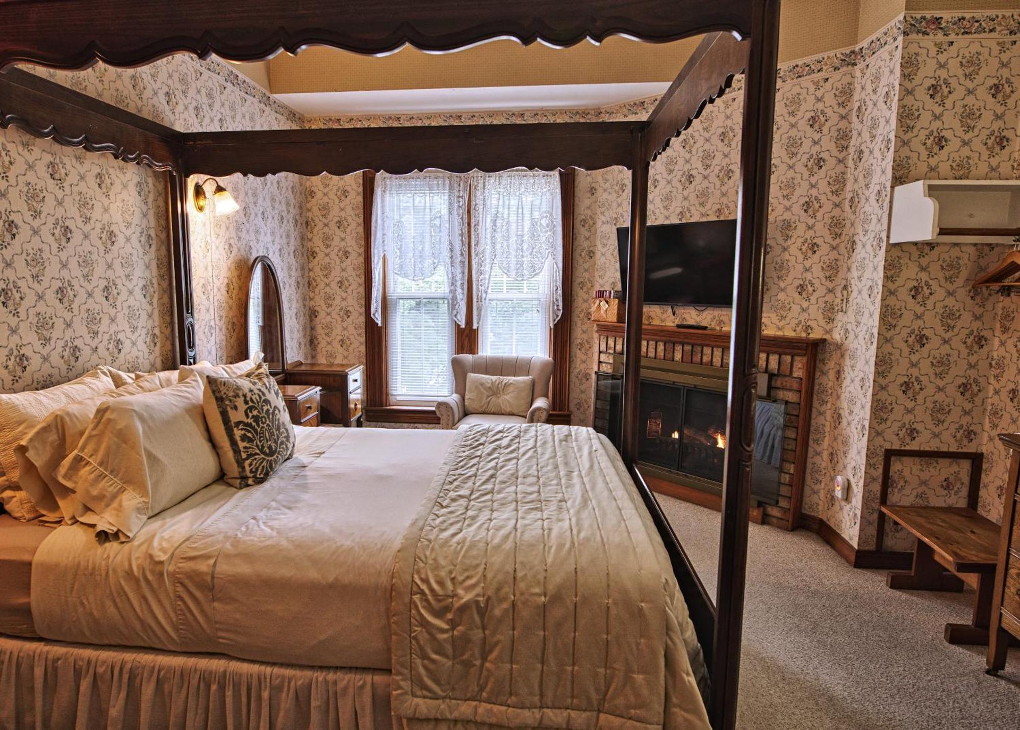 Rockwell Falls Inn And Wine Bar Lake Luzerne Стая снимка
