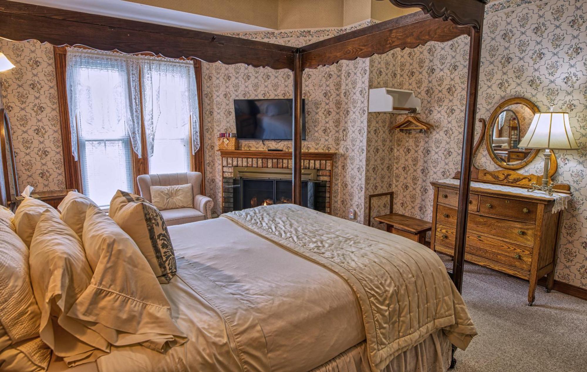 Rockwell Falls Inn And Wine Bar Lake Luzerne Стая снимка