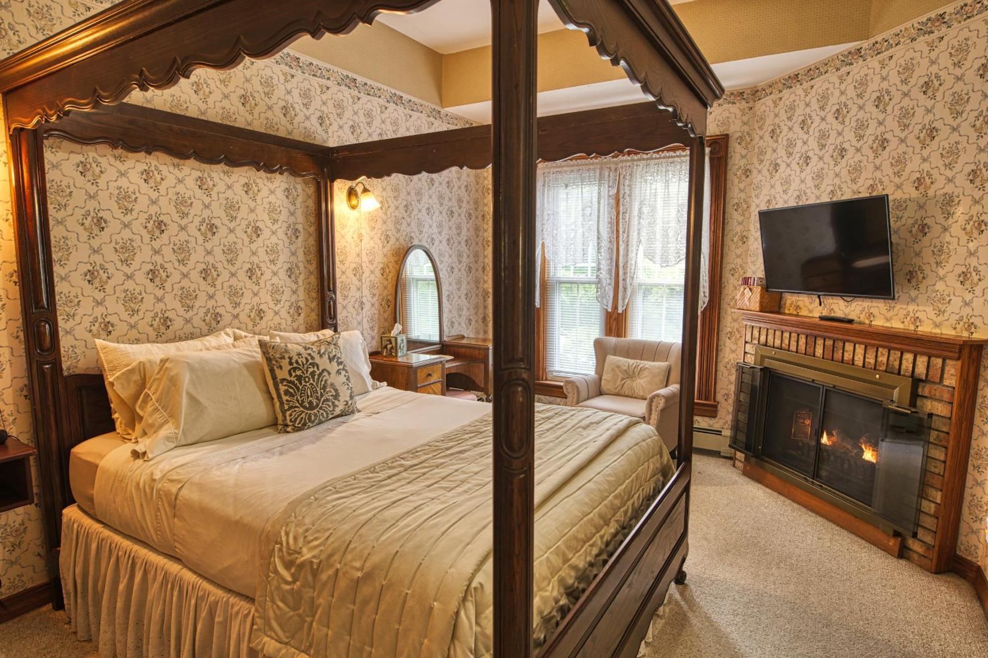 Rockwell Falls Inn And Wine Bar Lake Luzerne Стая снимка