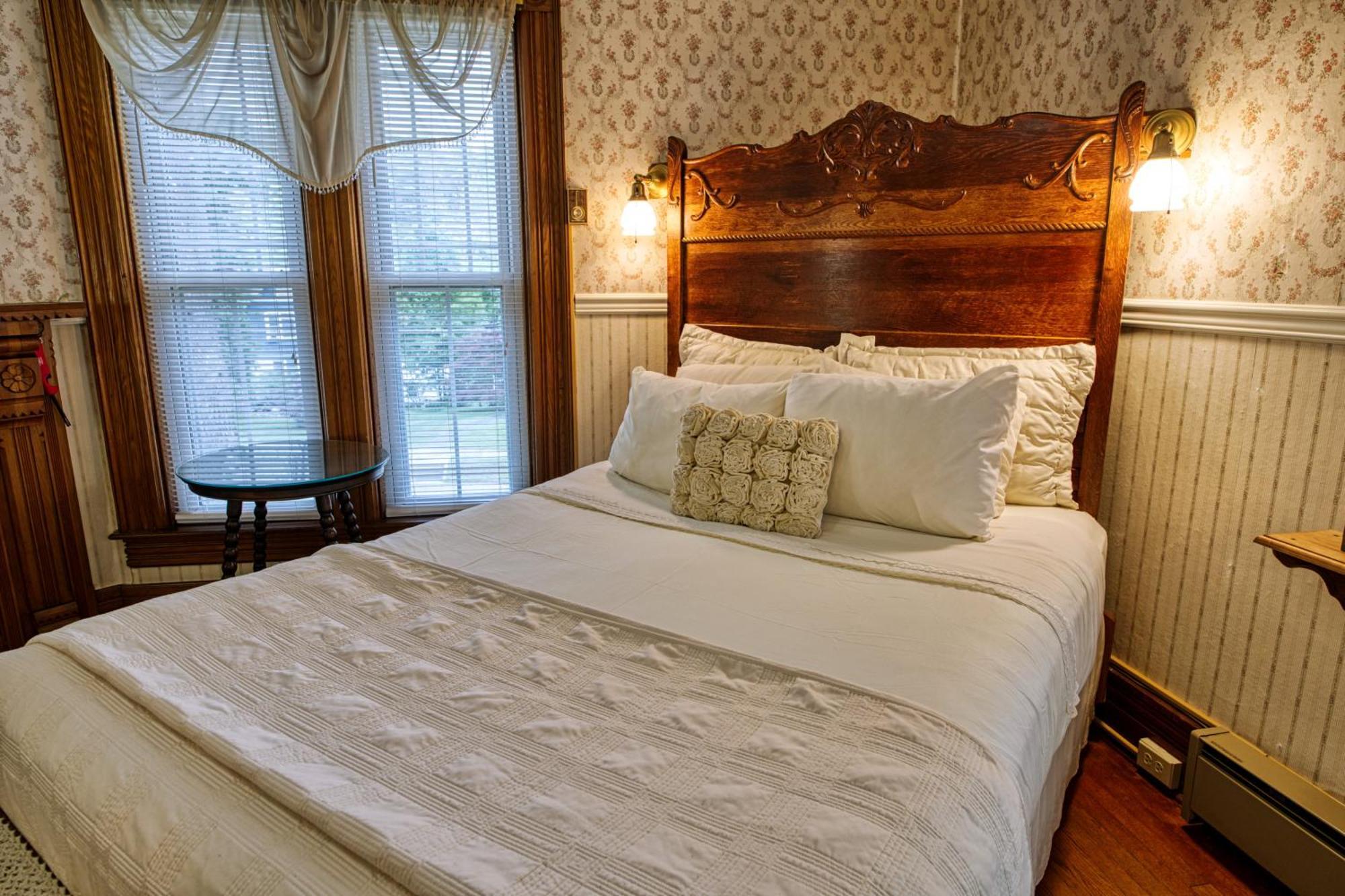 Rockwell Falls Inn And Wine Bar Lake Luzerne Стая снимка