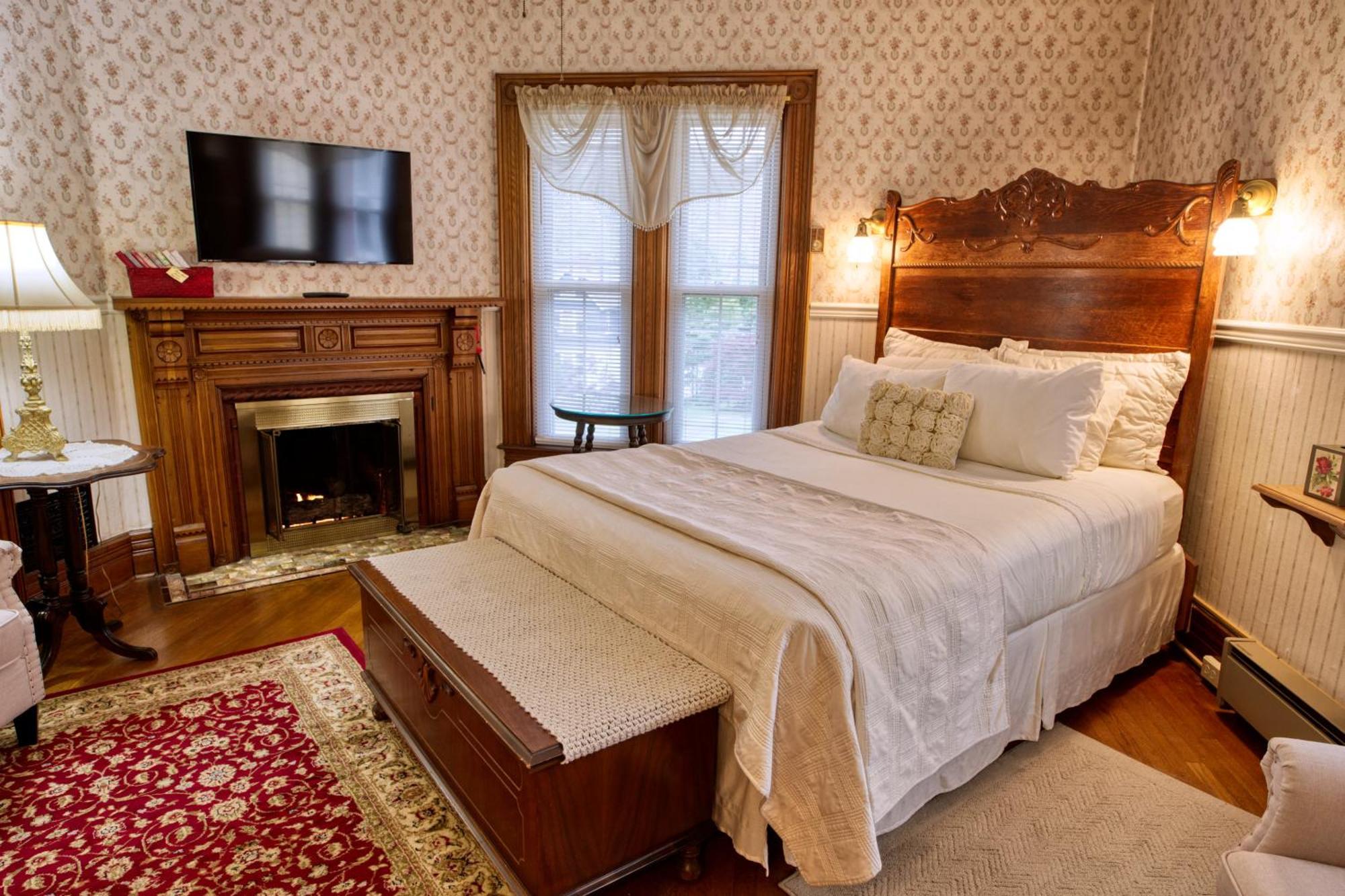 Rockwell Falls Inn And Wine Bar Lake Luzerne Стая снимка