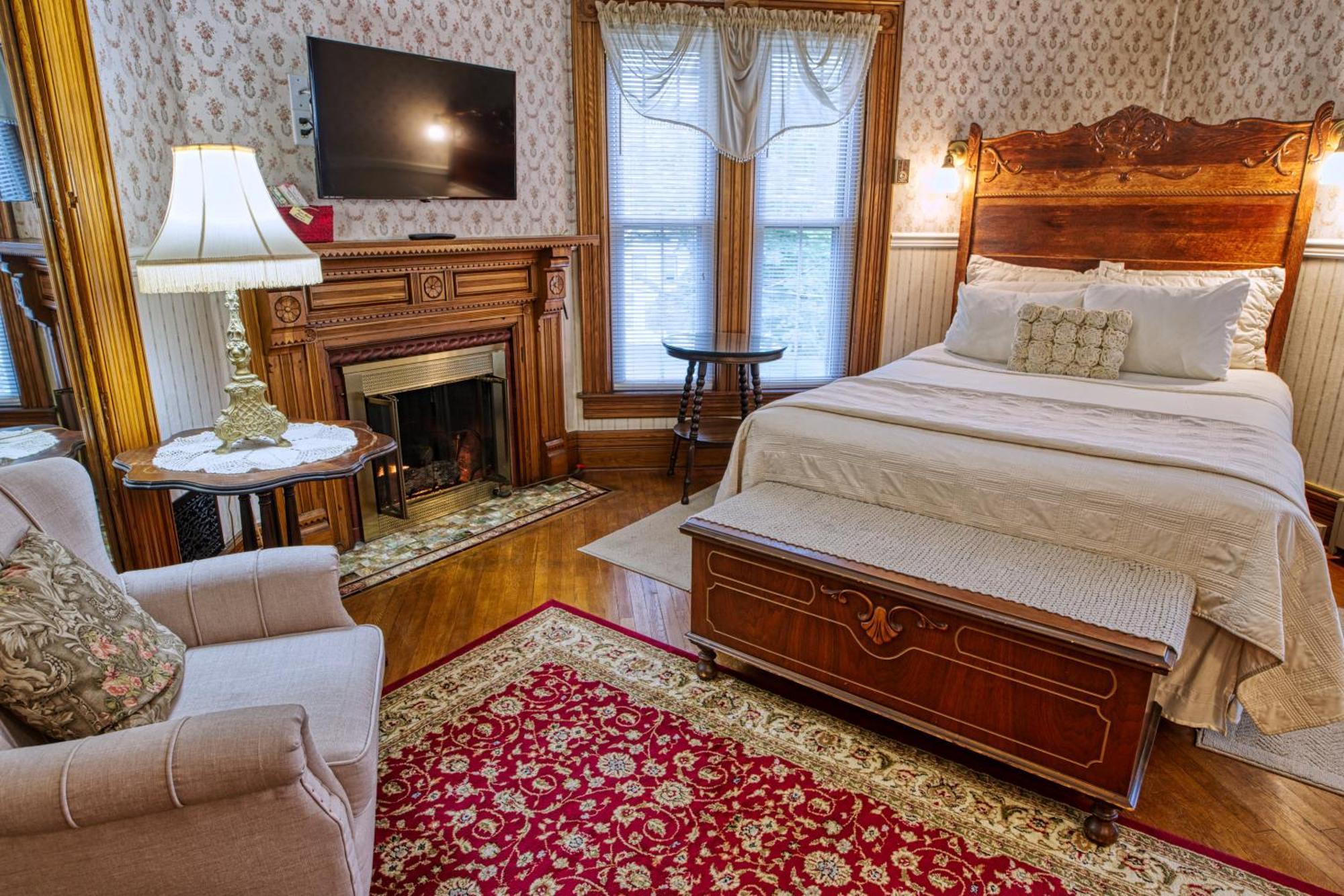 Rockwell Falls Inn And Wine Bar Lake Luzerne Стая снимка