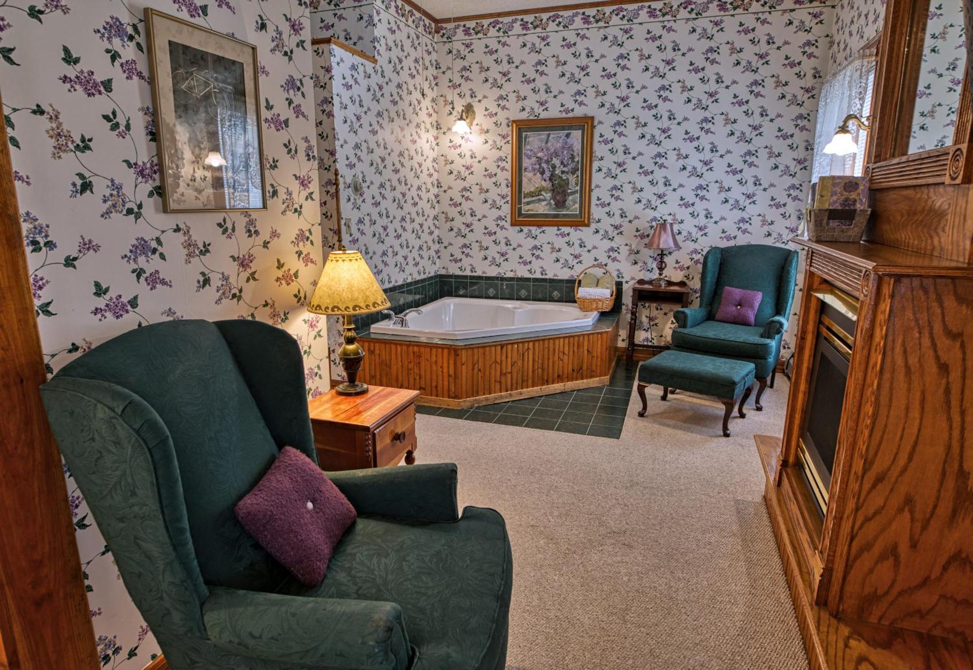 Rockwell Falls Inn And Wine Bar Lake Luzerne Стая снимка