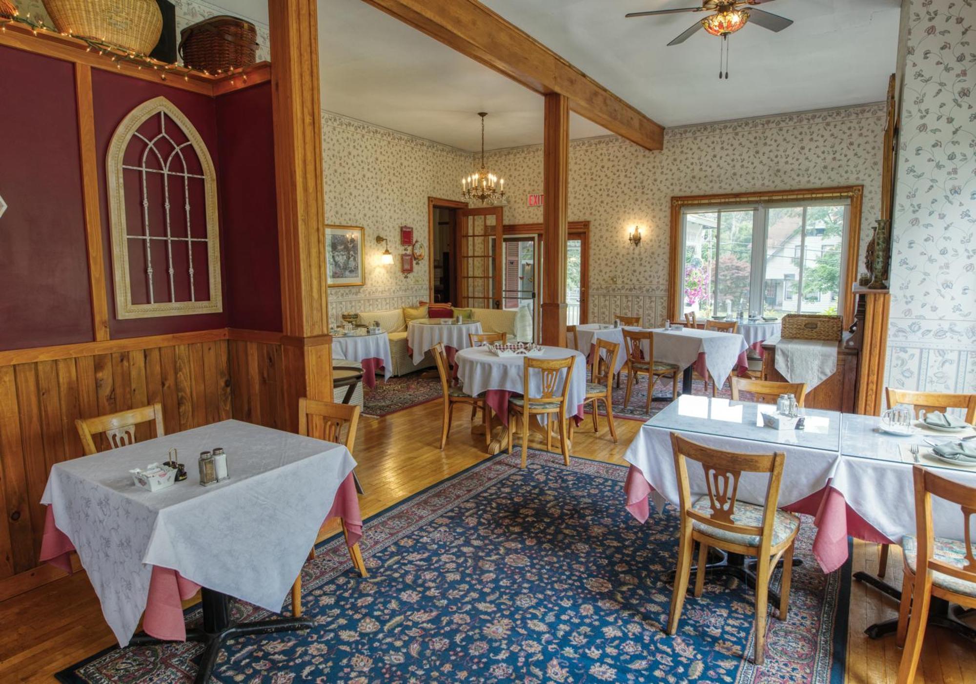 Rockwell Falls Inn And Wine Bar Lake Luzerne Екстериор снимка
