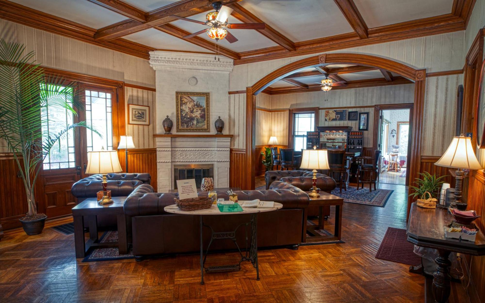 Rockwell Falls Inn And Wine Bar Lake Luzerne Екстериор снимка